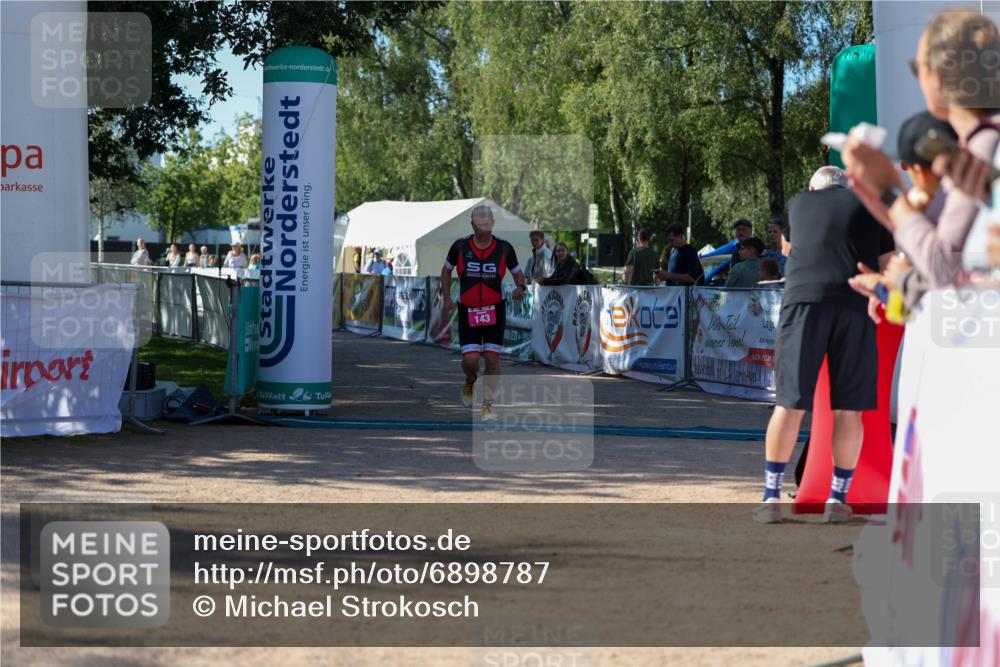 01.09.2024 - 17. Tribühne Triathlon Michael Strokosch http://msf.ph/oto/6898787 01.09.2024 10:46:51 Ziel 143 meine-sportfotos.de