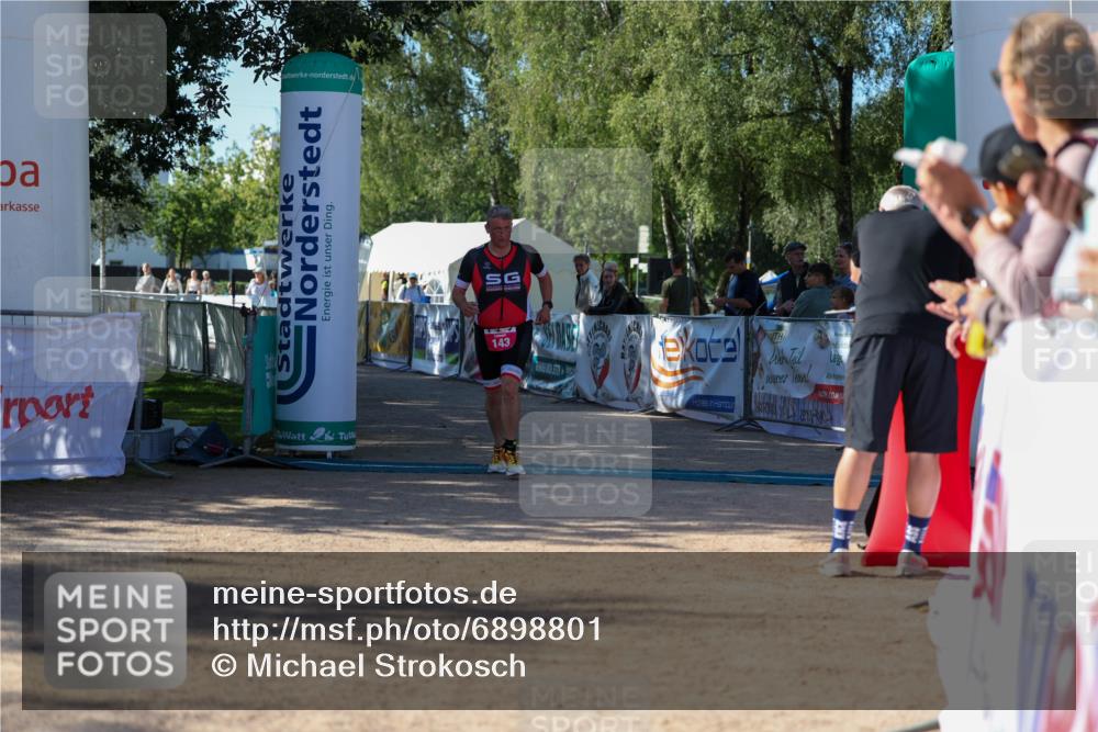 01.09.2024 - 17. Tribühne Triathlon Michael Strokosch http://msf.ph/oto/6898801 01.09.2024 10:46:52 Ziel 143 meine-sportfotos.de