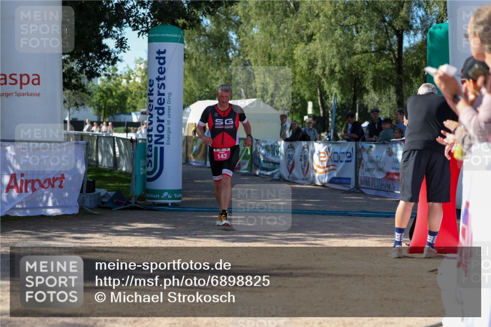 01.09.2024 - 17. Tribühne Triathlon Michael Strokosch http://msf.ph/oto/6898825 01.09.2024 10:46:53 Ziel 143 meine-sportfotos.de