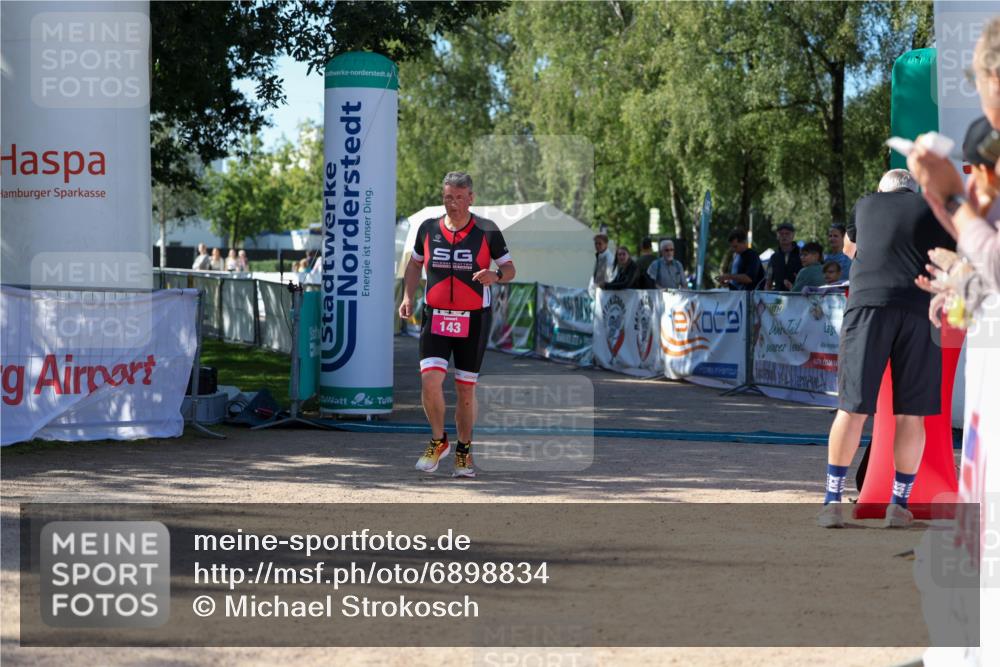 01.09.2024 - 17. Tribühne Triathlon Michael Strokosch http://msf.ph/oto/6898834 01.09.2024 10:46:53 Ziel 143 meine-sportfotos.de
