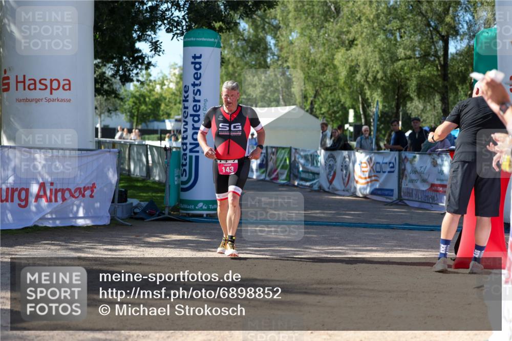 01.09.2024 - 17. Tribühne Triathlon Michael Strokosch http://msf.ph/oto/6898852 01.09.2024 10:46:53 Ziel 143 meine-sportfotos.de