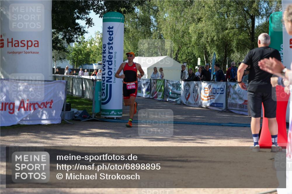 01.09.2024 - 17. Tribühne Triathlon Michael Strokosch http://msf.ph/oto/6898895 01.09.2024 10:47:59 Ziel 1070 meine-sportfotos.de
