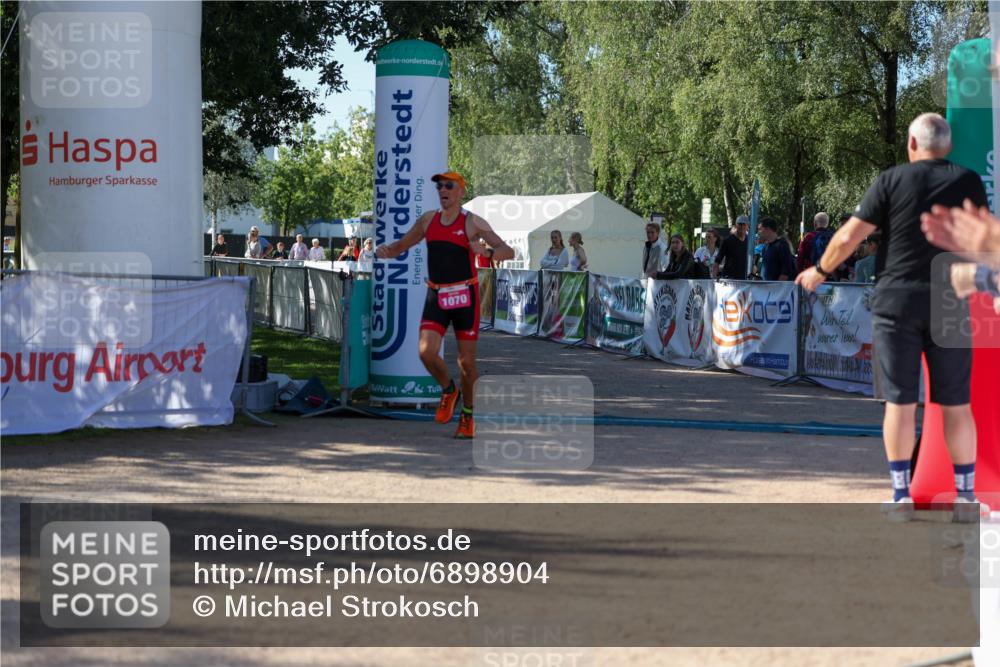 01.09.2024 - 17. Tribühne Triathlon Michael Strokosch http://msf.ph/oto/6898904 01.09.2024 10:47:59 Ziel 1070 meine-sportfotos.de