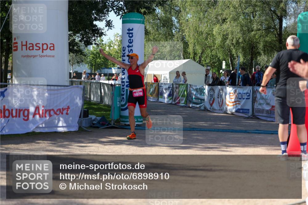 01.09.2024 - 17. Tribühne Triathlon Michael Strokosch http://msf.ph/oto/6898910 01.09.2024 10:47:59 Ziel 1070 meine-sportfotos.de