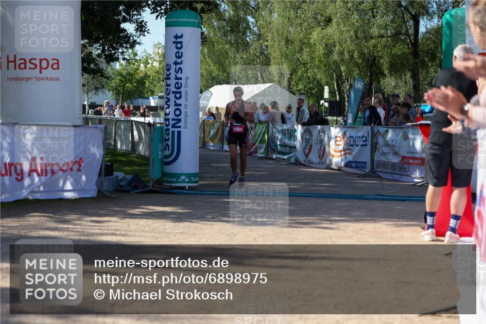 01.09.2024 - 17. Tribühne Triathlon Michael Strokosch http://msf.ph/oto/6898975 01.09.2024 10:48:28 Ziel 1065 meine-sportfotos.de