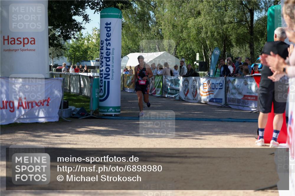01.09.2024 - 17. Tribühne Triathlon Michael Strokosch http://msf.ph/oto/6898980 01.09.2024 10:48:28 Ziel 1065 meine-sportfotos.de