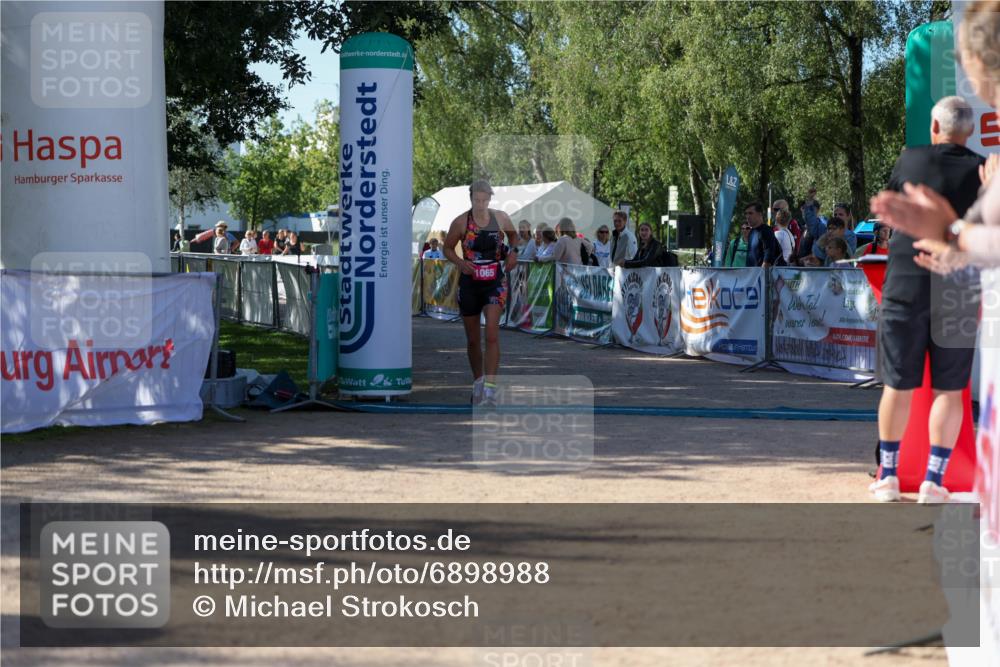 01.09.2024 - 17. Tribühne Triathlon Michael Strokosch http://msf.ph/oto/6898988 01.09.2024 10:48:29 Ziel 1065 meine-sportfotos.de