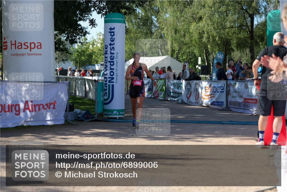 01.09.2024 - 17. Tribühne Triathlon Michael Strokosch http://msf.ph/oto/6899006 01.09.2024 10:48:29 Ziel 1065 meine-sportfotos.de