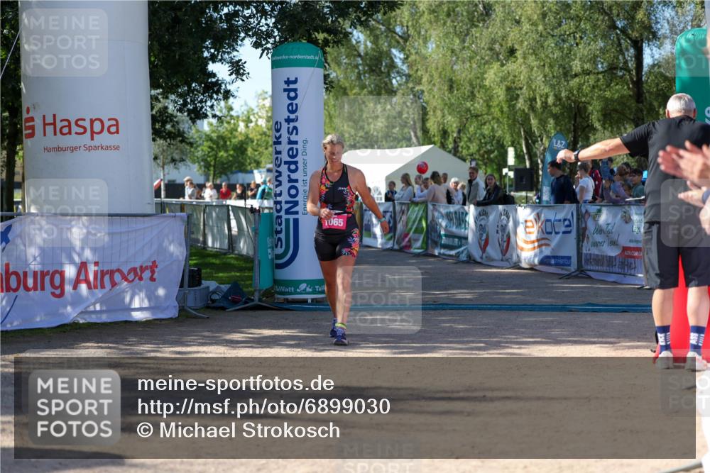 01.09.2024 - 17. Tribühne Triathlon Michael Strokosch http://msf.ph/oto/6899030 01.09.2024 10:48:31 Ziel 1065 meine-sportfotos.de