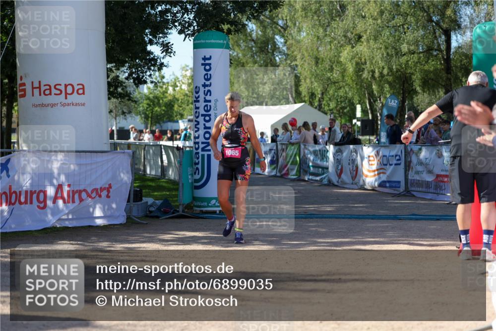 01.09.2024 - 17. Tribühne Triathlon Michael Strokosch http://msf.ph/oto/6899035 01.09.2024 10:48:31 Ziel 1065 meine-sportfotos.de