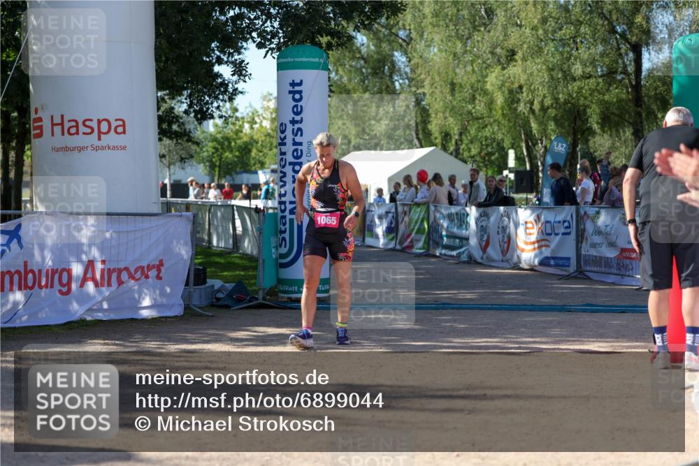 01.09.2024 - 17. Tribühne Triathlon Michael Strokosch http://msf.ph/oto/6899044 01.09.2024 10:48:31 Ziel 1065 meine-sportfotos.de