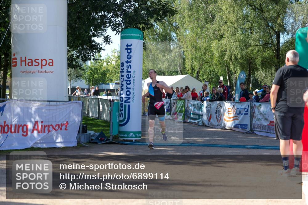 01.09.2024 - 17. Tribühne Triathlon Michael Strokosch http://msf.ph/oto/6899114 01.09.2024 10:49:21 Ziel 1062 meine-sportfotos.de