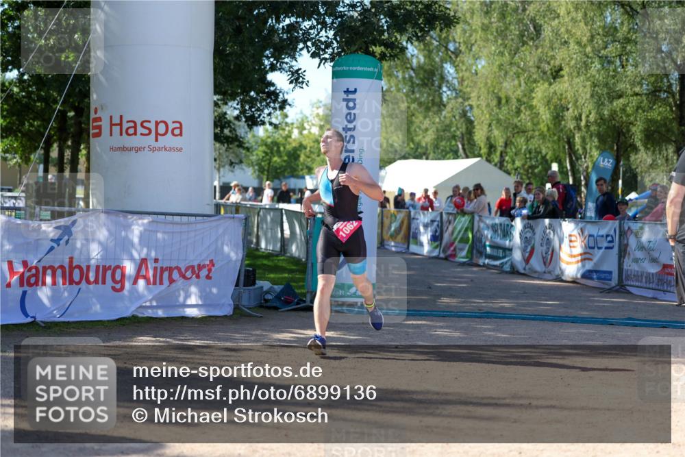 01.09.2024 - 17. Tribühne Triathlon Michael Strokosch http://msf.ph/oto/6899136 01.09.2024 10:49:22 Ziel 1062 meine-sportfotos.de