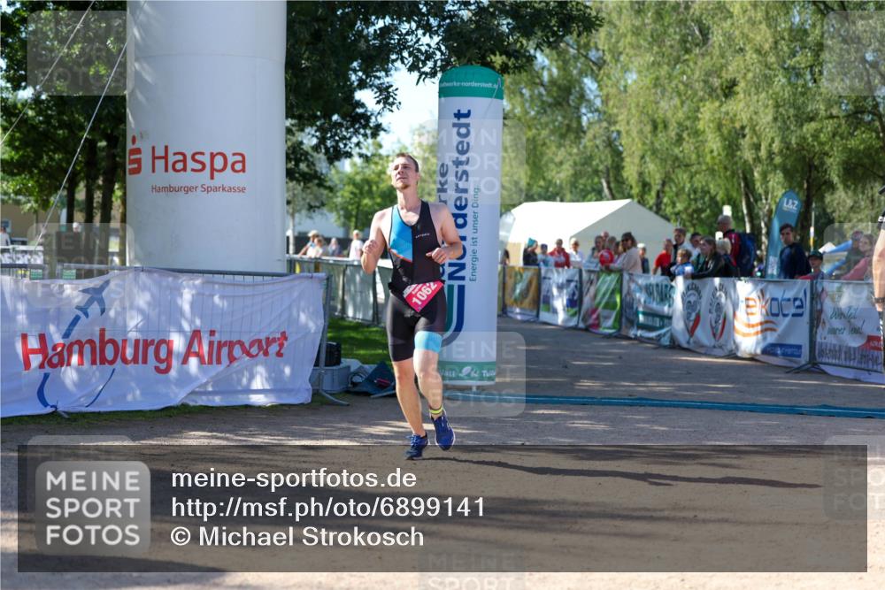 01.09.2024 - 17. Tribühne Triathlon Michael Strokosch http://msf.ph/oto/6899141 01.09.2024 10:49:22 Ziel 1062 meine-sportfotos.de
