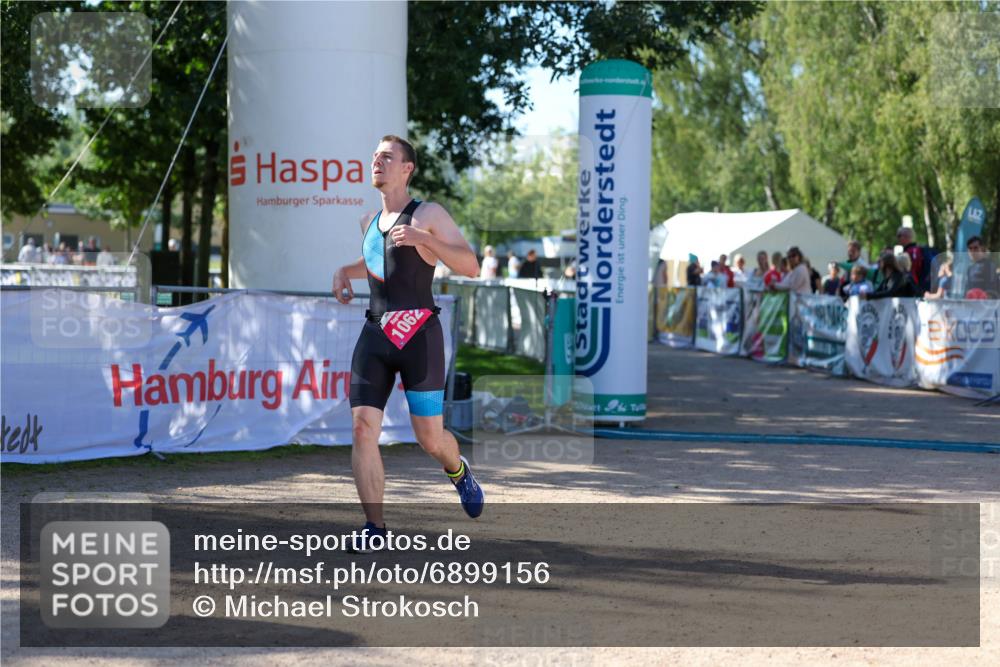 01.09.2024 - 17. Tribühne Triathlon Michael Strokosch http://msf.ph/oto/6899156 01.09.2024 10:49:22 Ziel 1062 meine-sportfotos.de