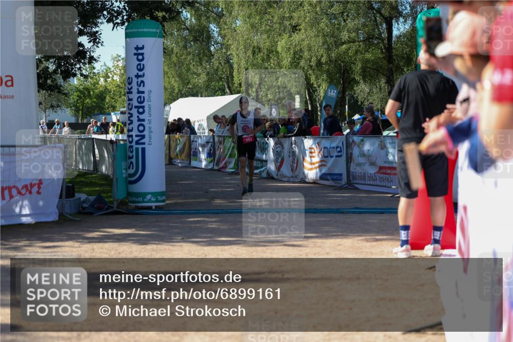 01.09.2024 - 17. Tribühne Triathlon Michael Strokosch http://msf.ph/oto/6899161 01.09.2024 10:50:09 Ziel 153 meine-sportfotos.de