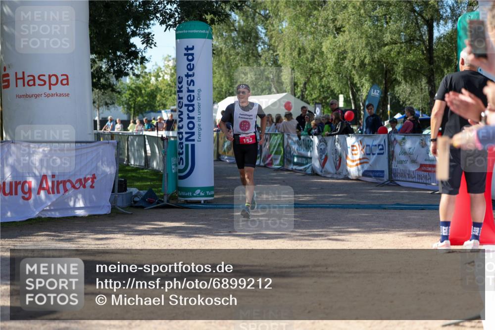 01.09.2024 - 17. Tribühne Triathlon Michael Strokosch http://msf.ph/oto/6899212 01.09.2024 10:50:10 Ziel 153 meine-sportfotos.de