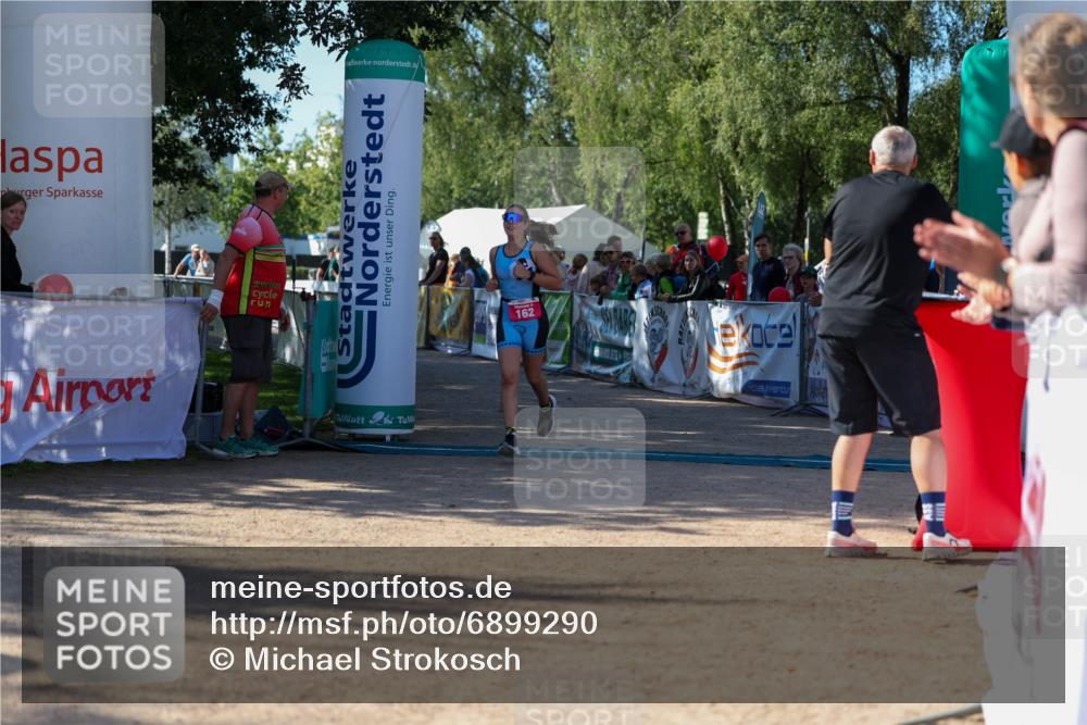01.09.2024 - 17. Tribühne Triathlon Michael Strokosch http://msf.ph/oto/6899290 01.09.2024 10:50:40 Ziel 162 meine-sportfotos.de