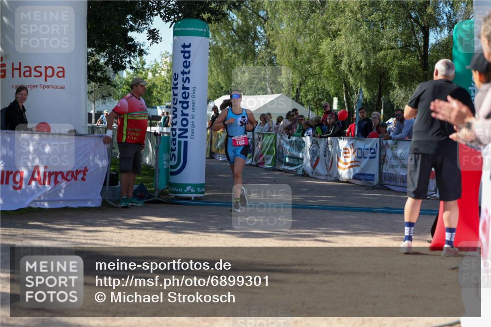 01.09.2024 - 17. Tribühne Triathlon Michael Strokosch http://msf.ph/oto/6899301 01.09.2024 10:50:40 Ziel 162 meine-sportfotos.de