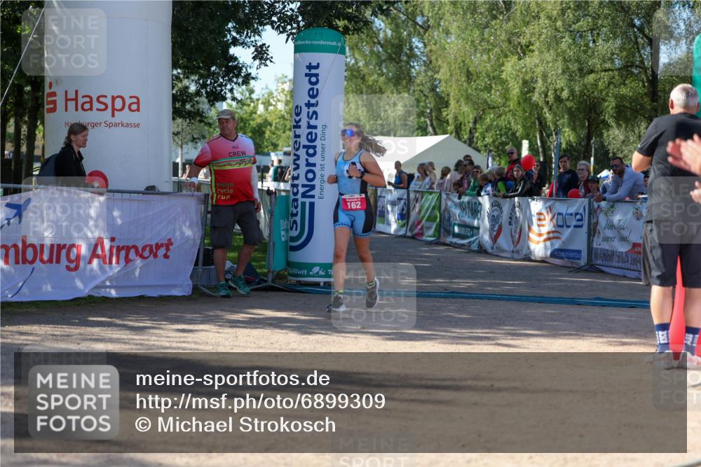 01.09.2024 - 17. Tribühne Triathlon Michael Strokosch http://msf.ph/oto/6899309 01.09.2024 10:50:41 Ziel 162 meine-sportfotos.de