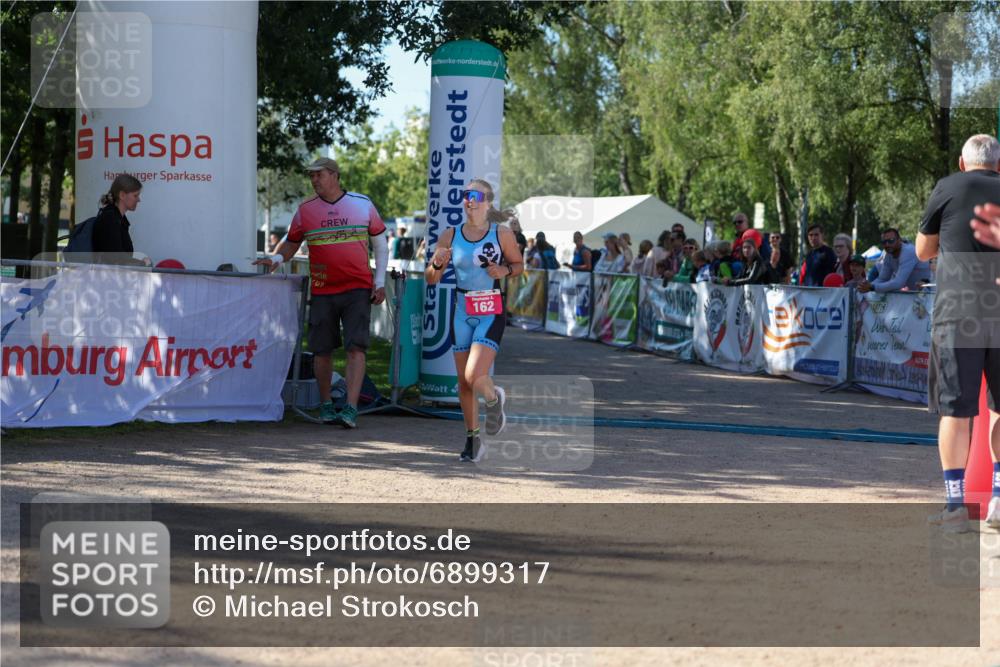 01.09.2024 - 17. Tribühne Triathlon Michael Strokosch http://msf.ph/oto/6899317 01.09.2024 10:50:41 Ziel 162 meine-sportfotos.de