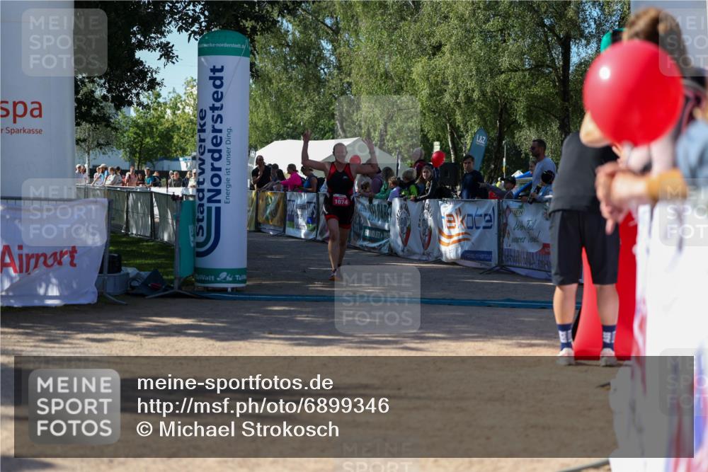 01.09.2024 - 17. Tribühne Triathlon Michael Strokosch http://msf.ph/oto/6899346 01.09.2024 10:51:31 Ziel 1074 meine-sportfotos.de