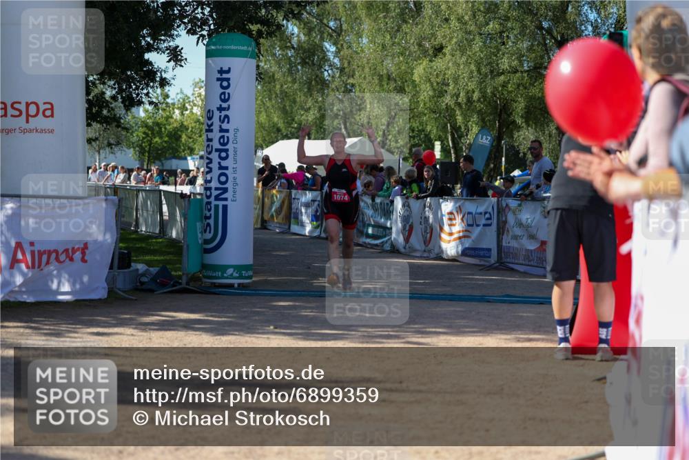 01.09.2024 - 17. Tribühne Triathlon Michael Strokosch http://msf.ph/oto/6899359 01.09.2024 10:51:31 Ziel 1074 meine-sportfotos.de