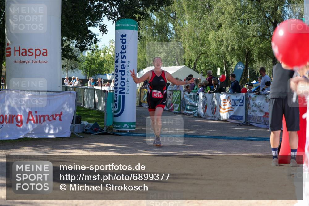 01.09.2024 - 17. Tribühne Triathlon Michael Strokosch http://msf.ph/oto/6899377 01.09.2024 10:51:33 Ziel 1074 meine-sportfotos.de