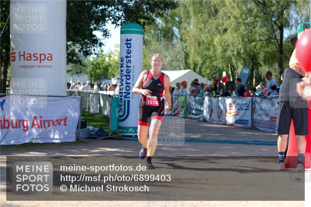 01.09.2024 - 17. Tribühne Triathlon Michael Strokosch http://msf.ph/oto/6899403 01.09.2024 10:51:34 Ziel 1074 meine-sportfotos.de