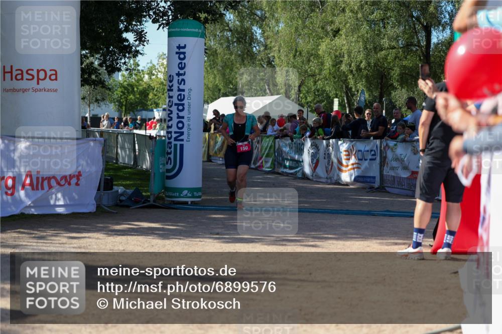 01.09.2024 - 17. Tribühne Triathlon Michael Strokosch http://msf.ph/oto/6899576 01.09.2024 10:53:18 Ziel 150 meine-sportfotos.de