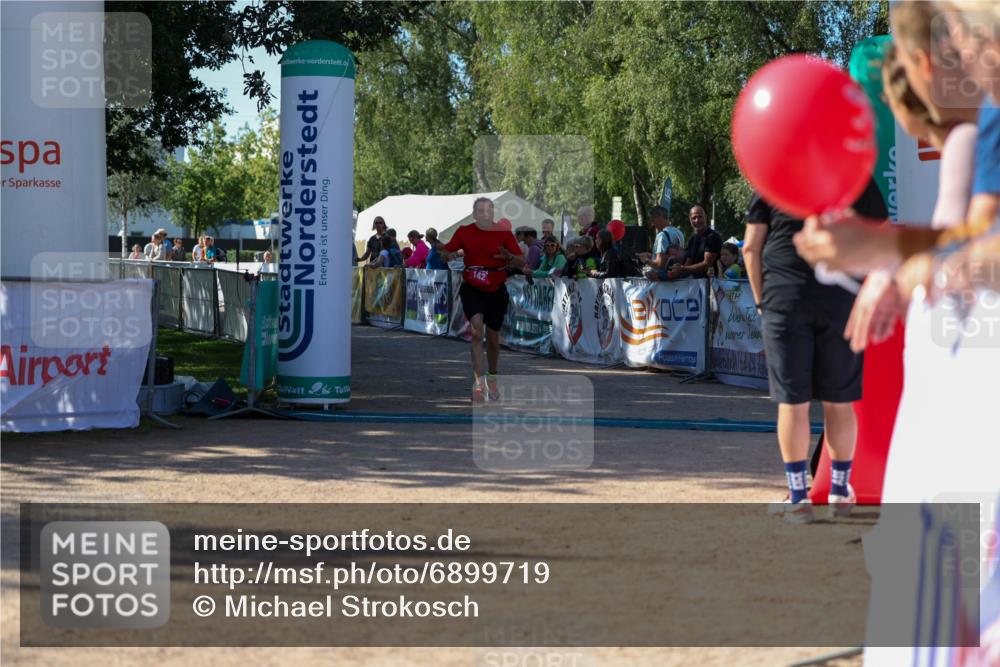01.09.2024 - 17. Tribühne Triathlon Michael Strokosch http://msf.ph/oto/6899719 01.09.2024 10:54:19 Ziel 142 meine-sportfotos.de