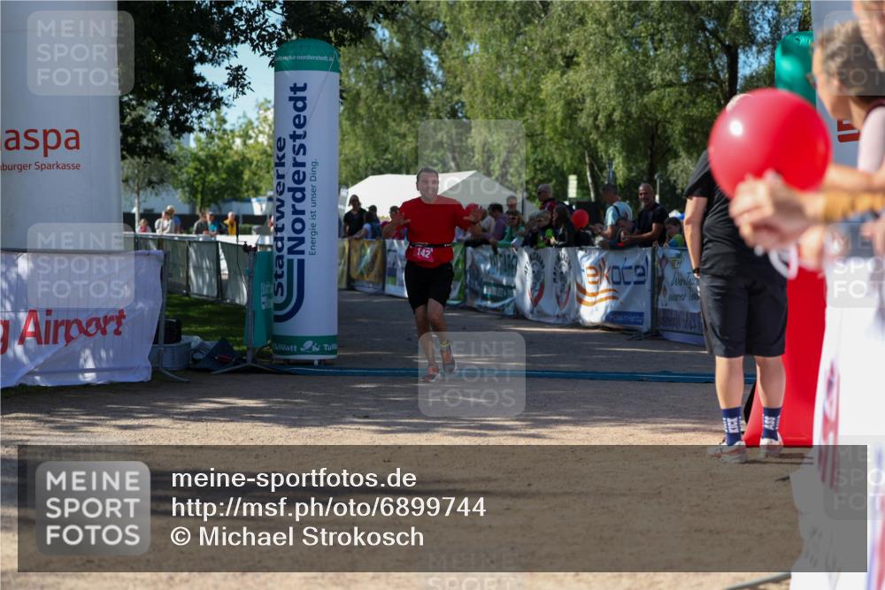 01.09.2024 - 17. Tribühne Triathlon Michael Strokosch http://msf.ph/oto/6899744 01.09.2024 10:54:20 Ziel 142 meine-sportfotos.de