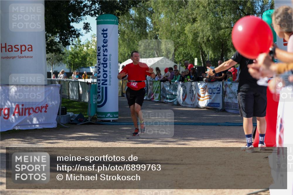 01.09.2024 - 17. Tribühne Triathlon Michael Strokosch http://msf.ph/oto/6899763 01.09.2024 10:54:21 Ziel 142 meine-sportfotos.de