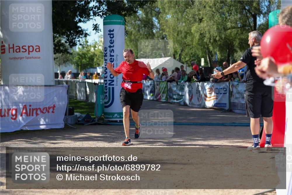 01.09.2024 - 17. Tribühne Triathlon Michael Strokosch http://msf.ph/oto/6899782 01.09.2024 10:54:22 Ziel 142 meine-sportfotos.de