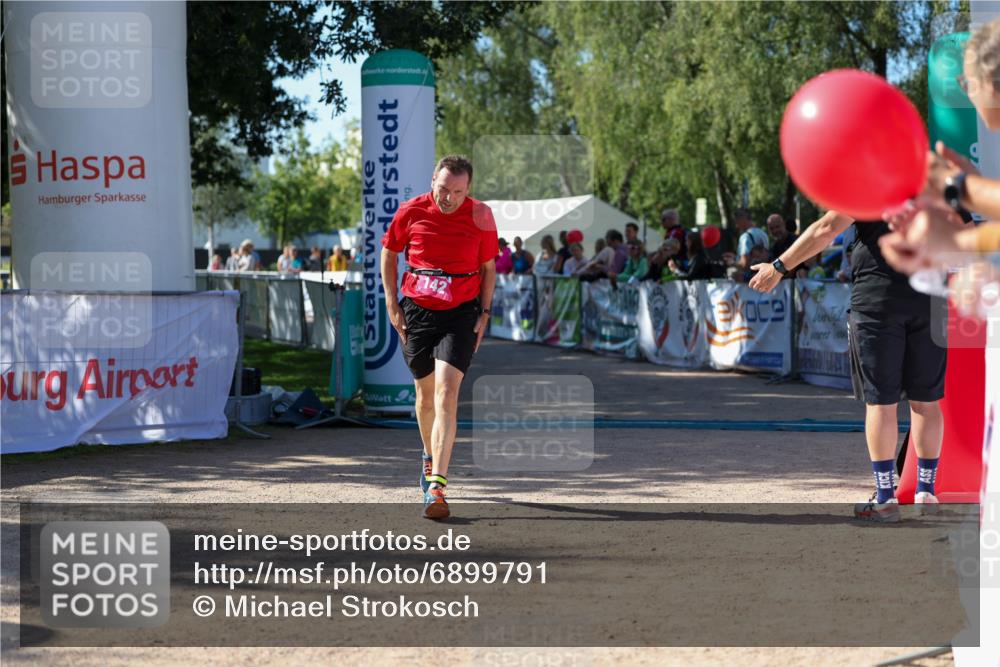 01.09.2024 - 17. Tribühne Triathlon Michael Strokosch http://msf.ph/oto/6899791 01.09.2024 10:54:22 Ziel 142 meine-sportfotos.de
