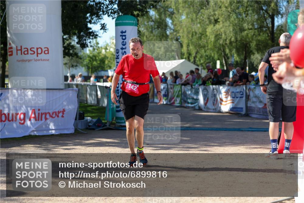 01.09.2024 - 17. Tribühne Triathlon Michael Strokosch http://msf.ph/oto/6899816 01.09.2024 10:54:23 Ziel 142 meine-sportfotos.de