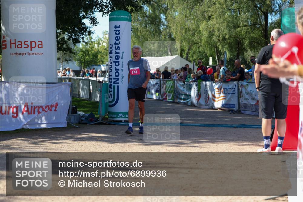 01.09.2024 - 17. Tribühne Triathlon Michael Strokosch http://msf.ph/oto/6899936 01.09.2024 10:54:48 Ziel 141 meine-sportfotos.de