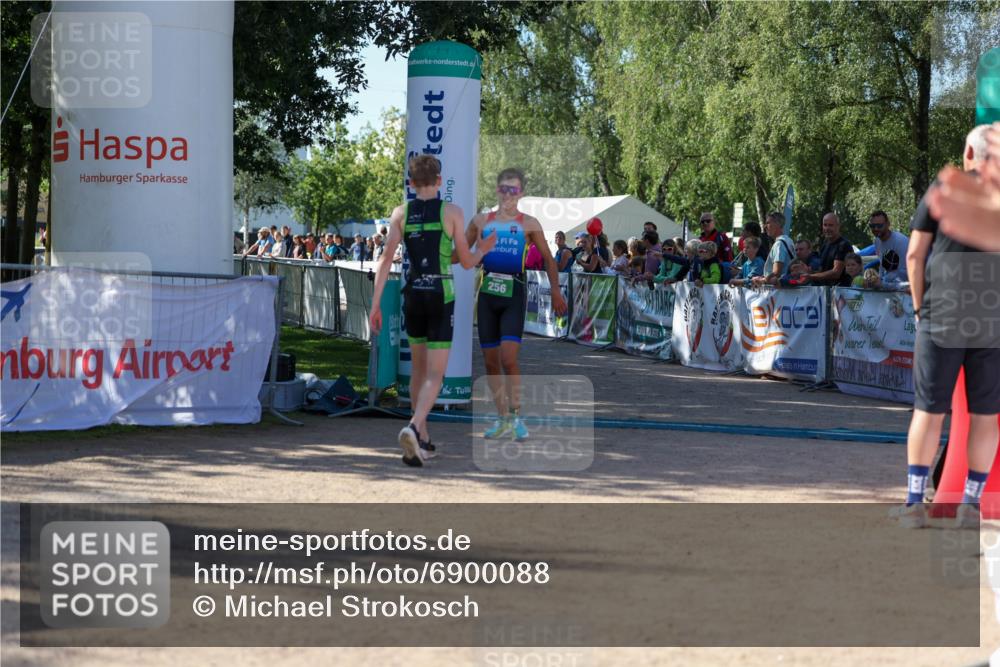 01.09.2024 - 17. Tribühne Triathlon Michael Strokosch http://msf.ph/oto/6900088 01.09.2024 10:55:32 Ziel 256 meine-sportfotos.de