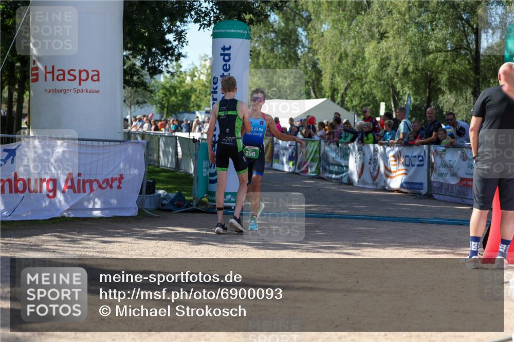 01.09.2024 - 17. Tribühne Triathlon Michael Strokosch http://msf.ph/oto/6900093 01.09.2024 10:55:32 Ziel 256 meine-sportfotos.de