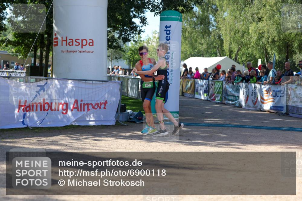 01.09.2024 - 17. Tribühne Triathlon Michael Strokosch http://msf.ph/oto/6900118 01.09.2024 10:55:34 Ziel 256 meine-sportfotos.de