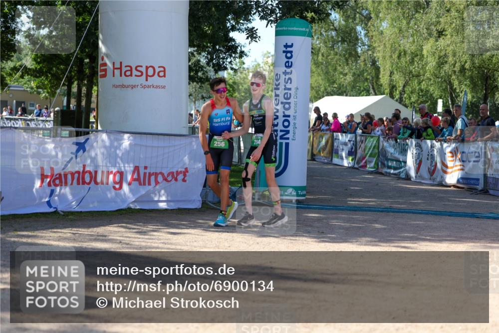 01.09.2024 - 17. Tribühne Triathlon Michael Strokosch http://msf.ph/oto/6900134 01.09.2024 10:55:34 Ziel 256 meine-sportfotos.de