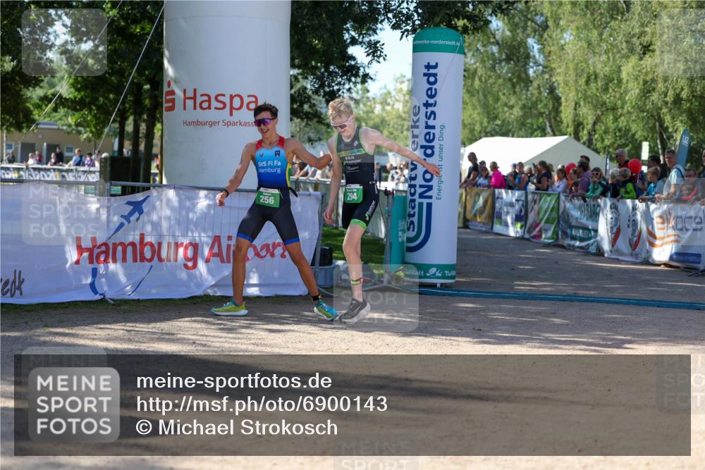 01.09.2024 - 17. Tribühne Triathlon Michael Strokosch http://msf.ph/oto/6900143 01.09.2024 10:55:34 Ziel 256 meine-sportfotos.de