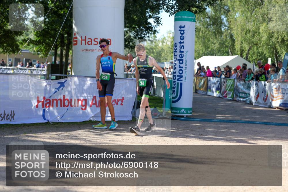 01.09.2024 - 17. Tribühne Triathlon Michael Strokosch http://msf.ph/oto/6900148 01.09.2024 10:55:35 Ziel 256 meine-sportfotos.de