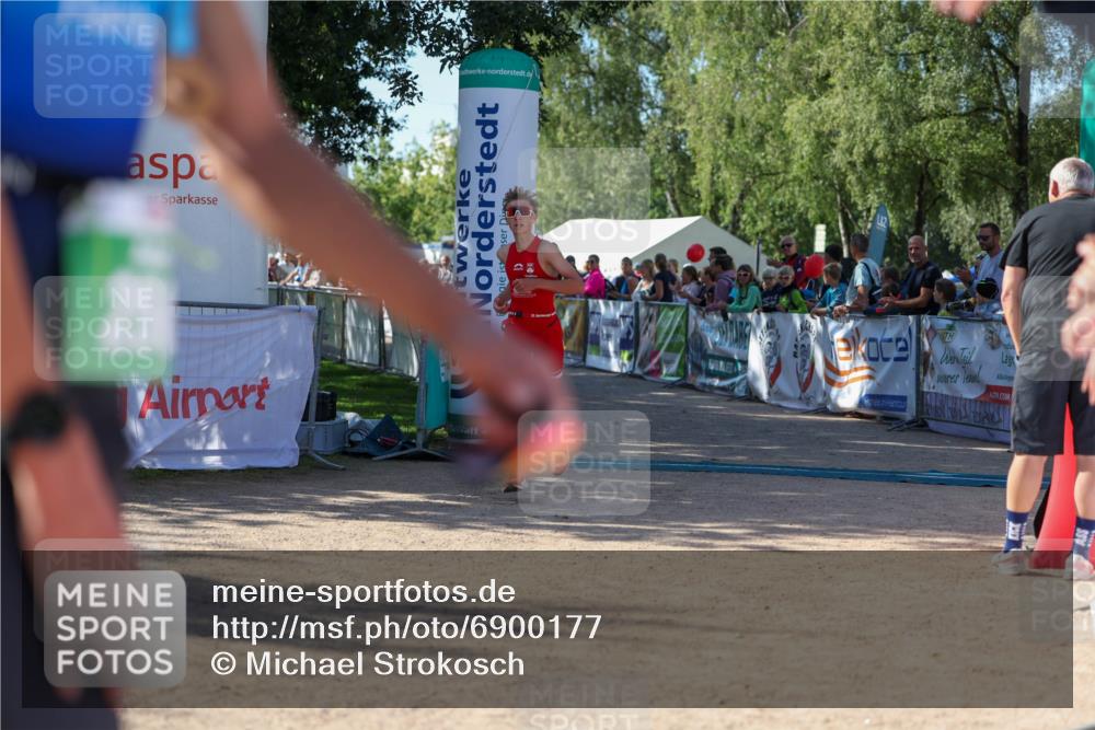 01.09.2024 - 17. Tribühne Triathlon Michael Strokosch http://msf.ph/oto/6900177 01.09.2024 10:55:49 Ziel 255, 306 meine-sportfotos.de