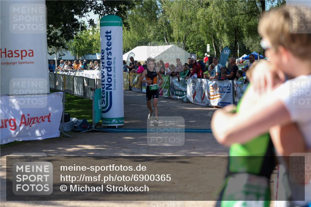 01.09.2024 - 17. Tribühne Triathlon Michael Strokosch http://msf.ph/oto/6900365 01.09.2024 10:56:16 Ziel 247 meine-sportfotos.de