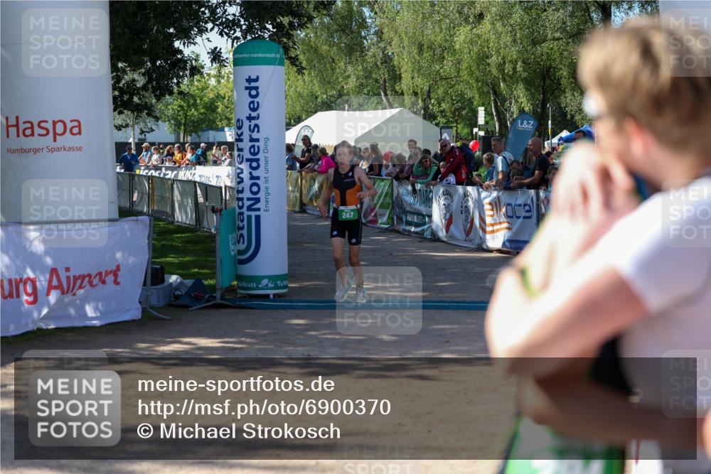 01.09.2024 - 17. Tribühne Triathlon Michael Strokosch http://msf.ph/oto/6900370 01.09.2024 10:56:16 Ziel 247 meine-sportfotos.de