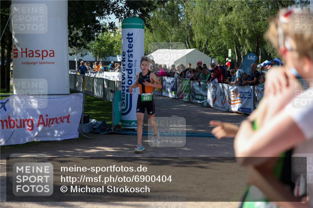 01.09.2024 - 17. Tribühne Triathlon Michael Strokosch http://msf.ph/oto/6900404 01.09.2024 10:56:17 Ziel 205, 247, 254 meine-sportfotos.de