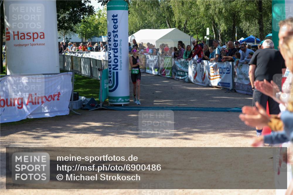 01.09.2024 - 17. Tribühne Triathlon Michael Strokosch http://msf.ph/oto/6900486 01.09.2024 10:56:34 Ziel 246 meine-sportfotos.de