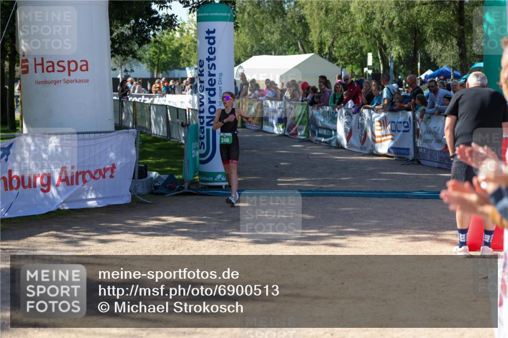 01.09.2024 - 17. Tribühne Triathlon Michael Strokosch http://msf.ph/oto/6900513 01.09.2024 10:56:34 Ziel 246 meine-sportfotos.de