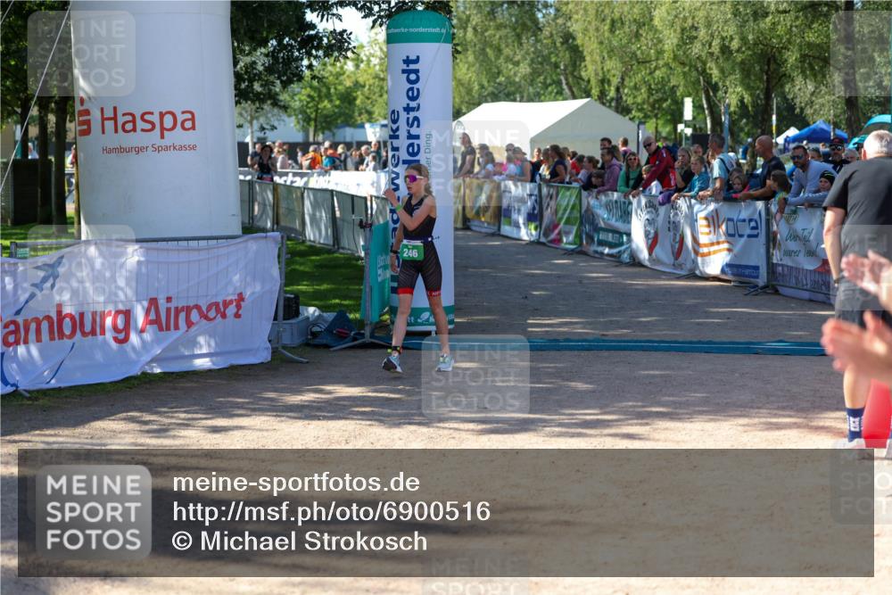 01.09.2024 - 17. Tribühne Triathlon Michael Strokosch http://msf.ph/oto/6900516 01.09.2024 10:56:35 Ziel 246 meine-sportfotos.de